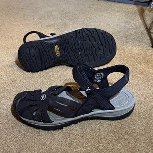 Keen women’s Black and Gray Adventure Sandals 8.5